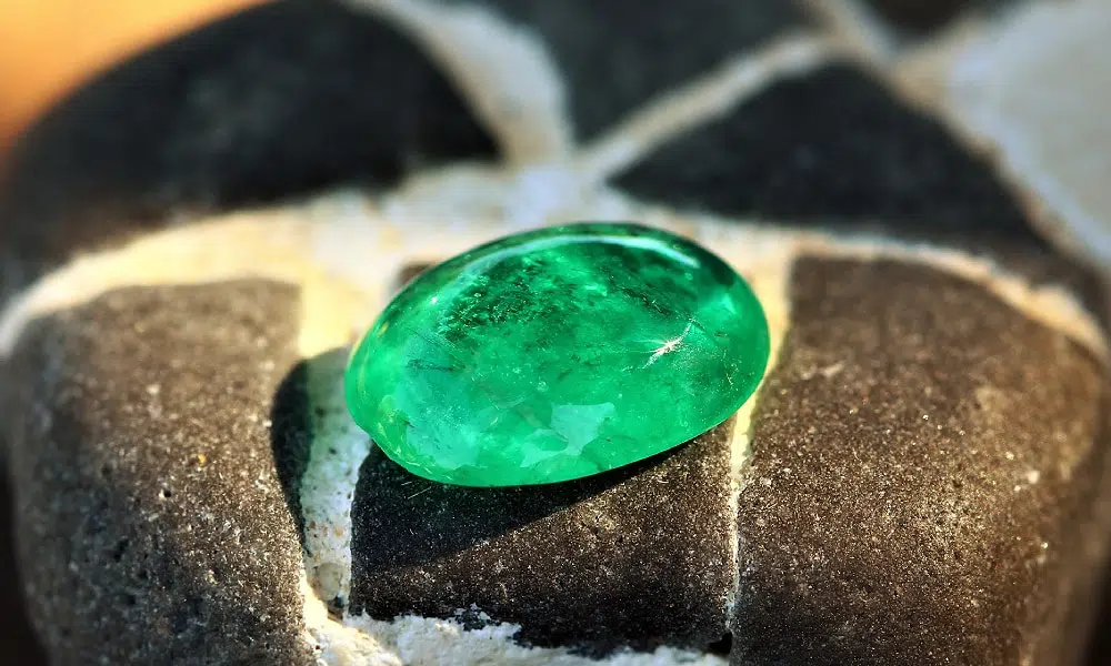 cabochon-reformed-Colombian-emerald-235-