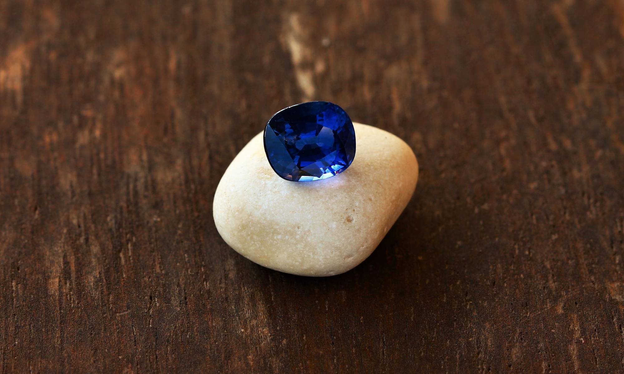 2.63 carat Antique Sapphire